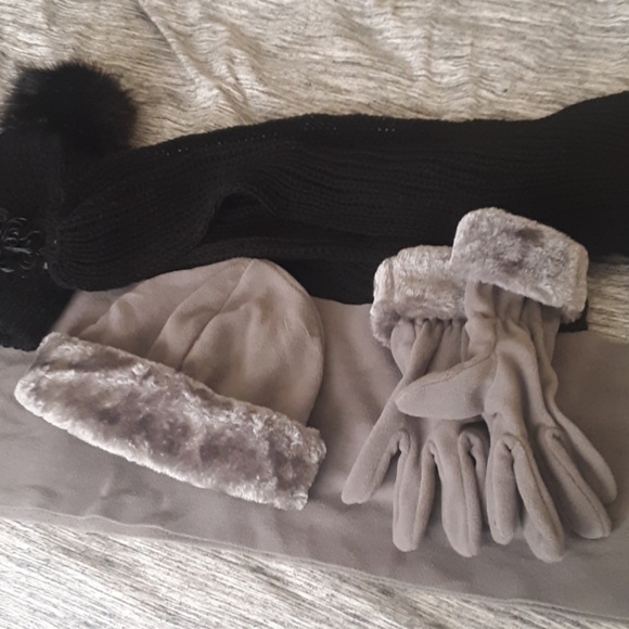 Lot of 3 scarfs 2 beanie hats and gloves bundle - Picture 3 of 4